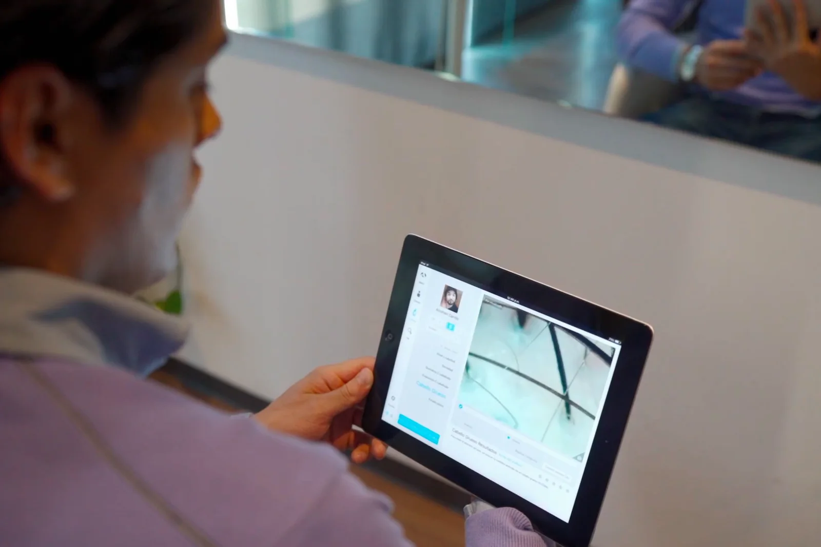 Durante el diagnóstico en Svenson, un cliente ve en la tableta su cuero cabelludo ampliado